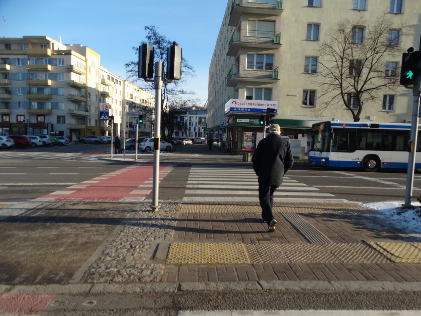 1. Kieruj się do ulicy Abrahama Antoniego - kieruj się prosto, będąc ustawionym twarzą do baneru reklamowego naszej firmy